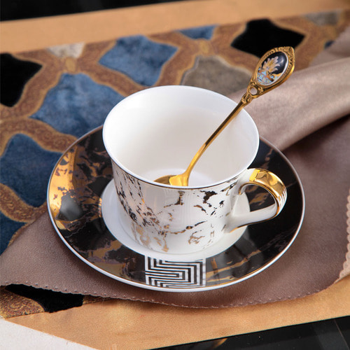 커피 컵과 접시 유럽 스타일의 뼈 중국 가벼운 고급 영국 홍차 컵 세라믹 간단한 커플 꽃 차 컵 숟가락 세트