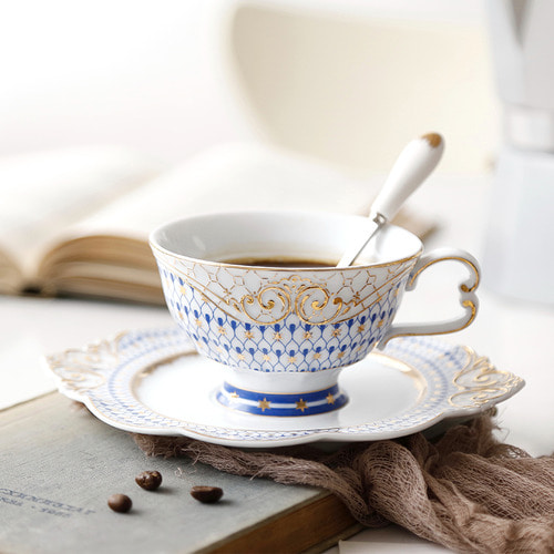 유럽 ​​스타일의 세라믹 커피 컵 가정용 조명 럭셔리 커플 컵과 접시 숟가락 찻잔 영어 꽃 주전자 세트 꽃 차 세트